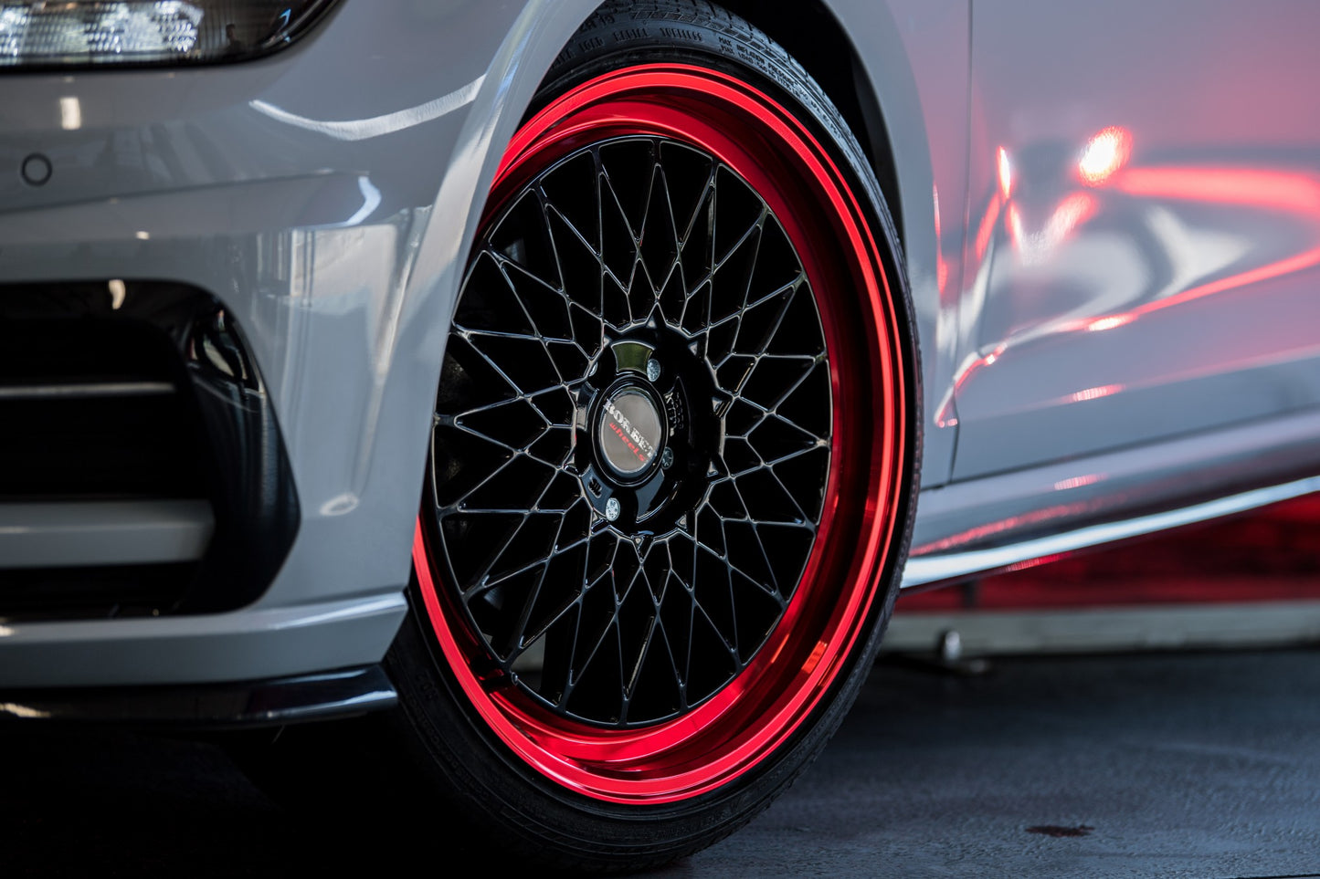 Borbet B black rim red 8x18 ET45 - LK5/112 ML66.5