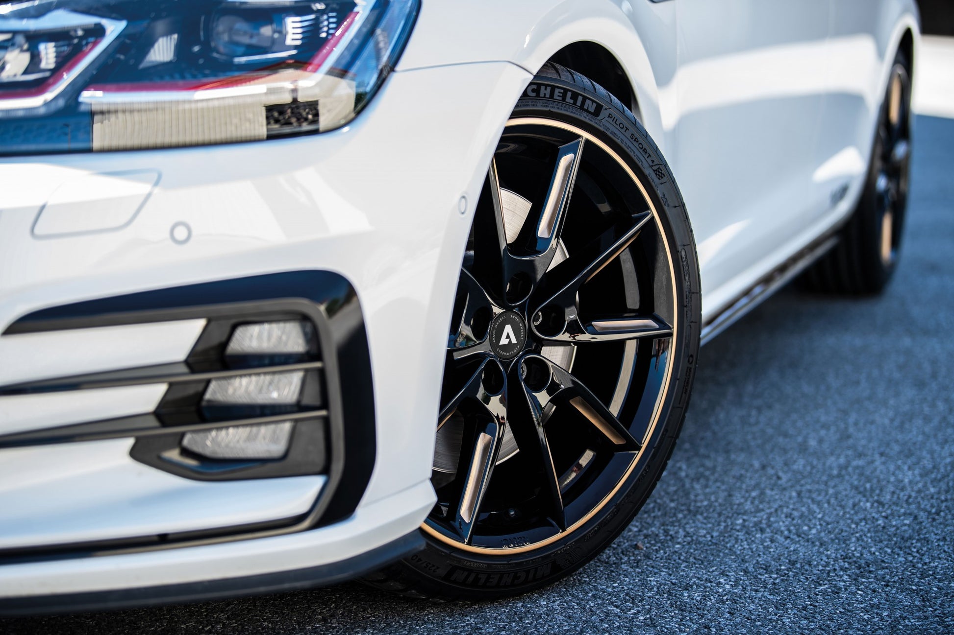Akoni AK09 black glossy gold spoke rim Alufelge 8x18 Zoll ET40 LK 5x114.3 ML72.5 – Bild 6