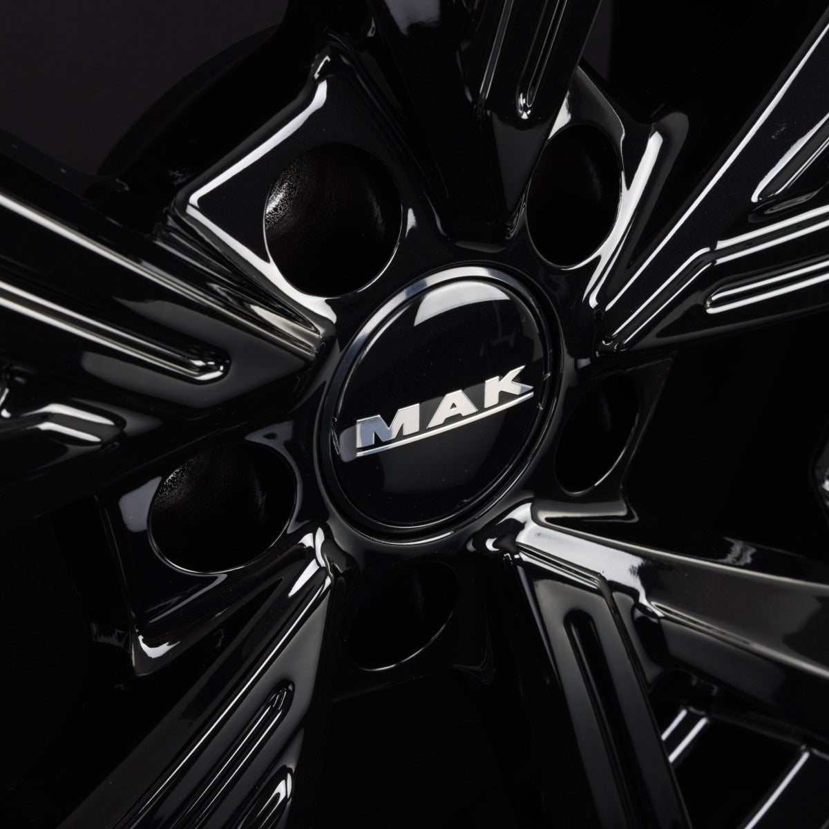 Mak Qvarz gloss black Alufelge 8x18 Zoll ET40 LK 5x112 ML76 – Bild 6